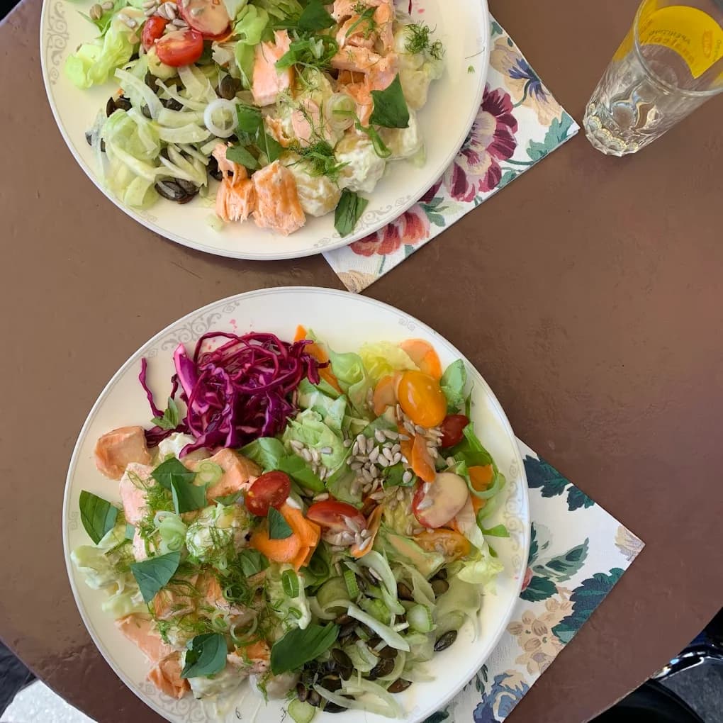 Deux salades fraîches et colorées servies au Café Le Passage, brasserie à Genève.